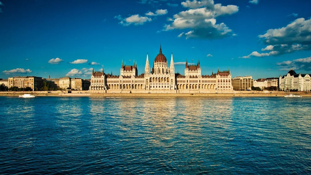Encuentra vuelos baratos a Hungría
