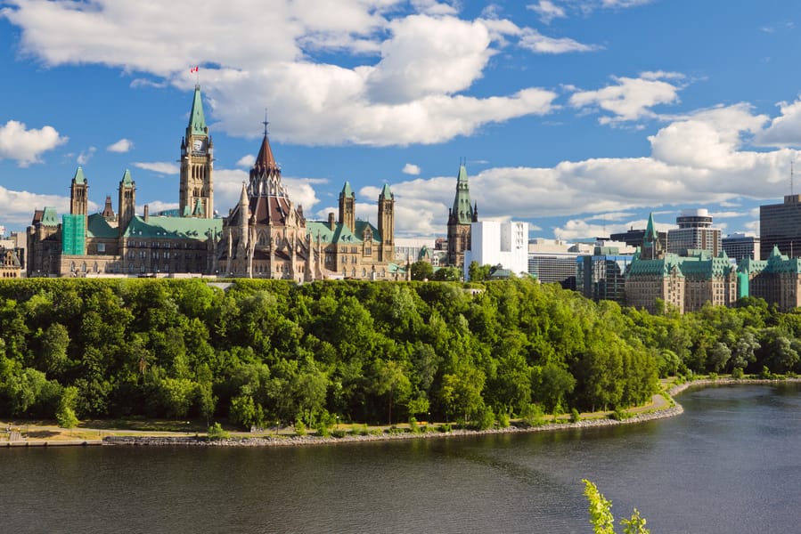 Столица северной канады. Парламентский холм Оттава. Парламент Канады Оттава. Парламент Хилл Оттава. Оттава Канада парламентский холм.