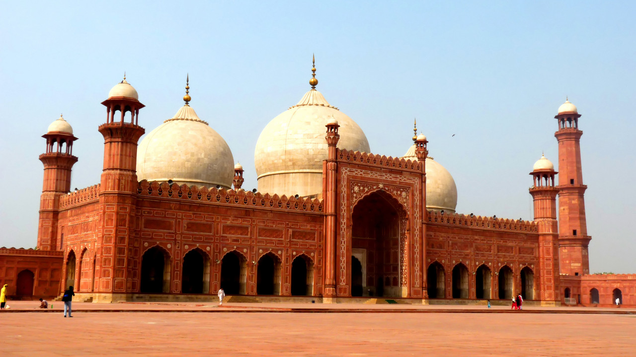 Cheap flights from Baku to Lahore from £165