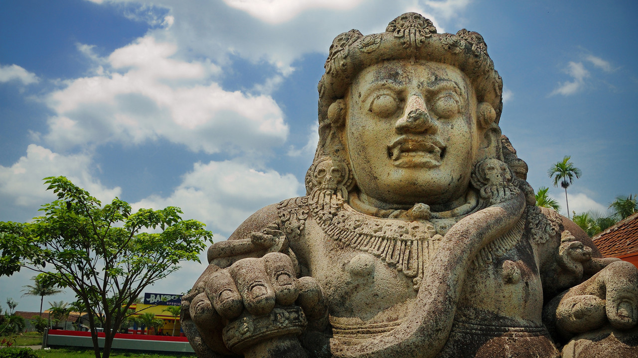 Cheap flights from Singapore to Malang from £133