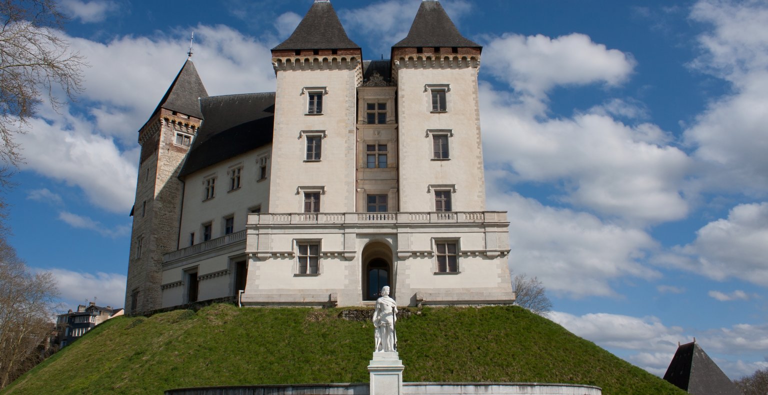 Voos baratos de Lyon para Pau, Pirinéus-Atlânticos a partir de 199 €