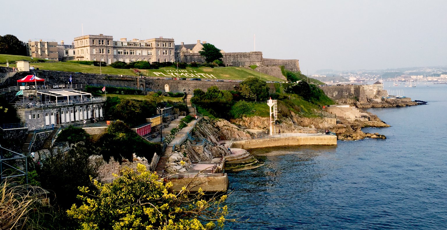 Finn billige flyreiser to Plymouth