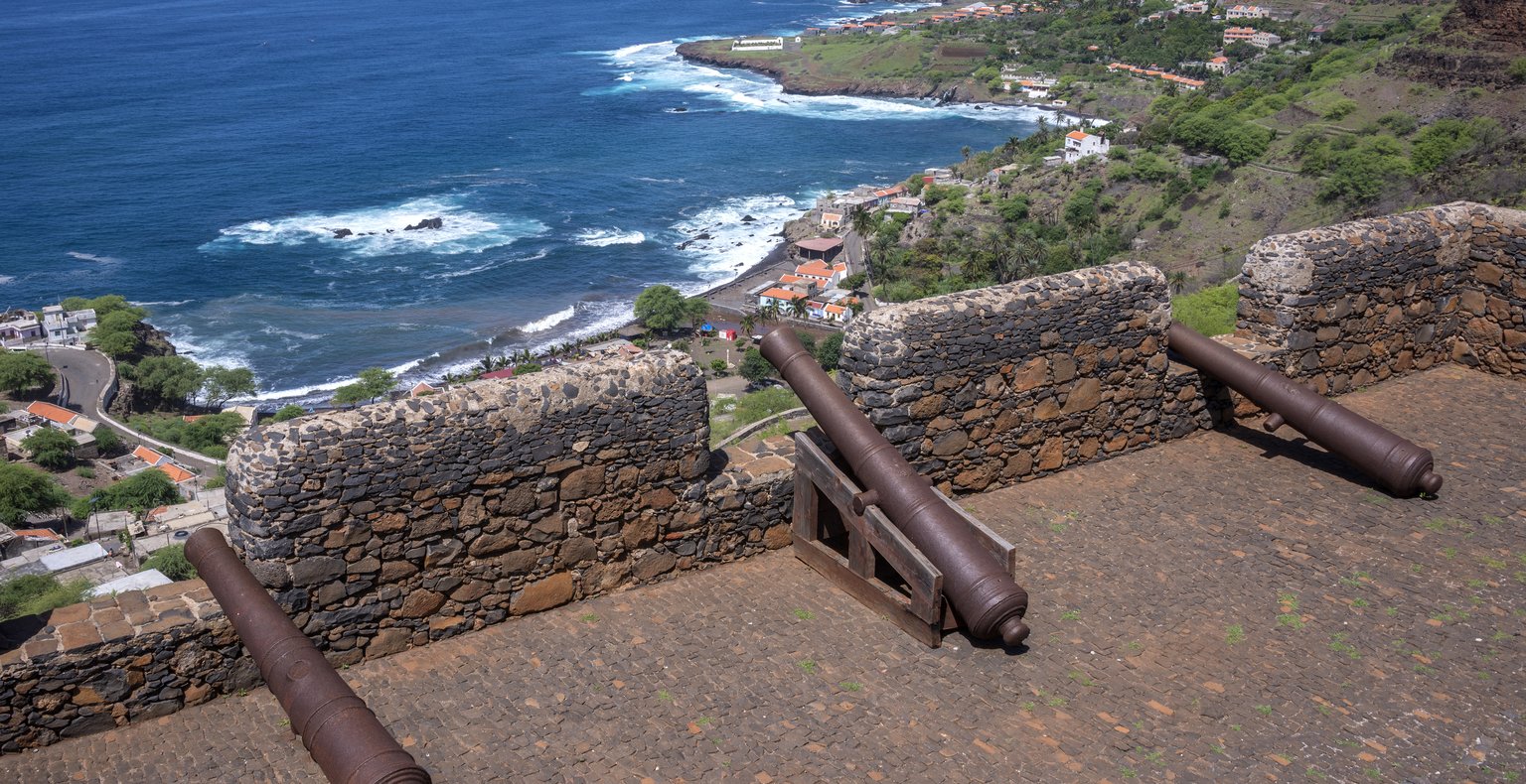 Vuelos baratos de Praia  a partir de