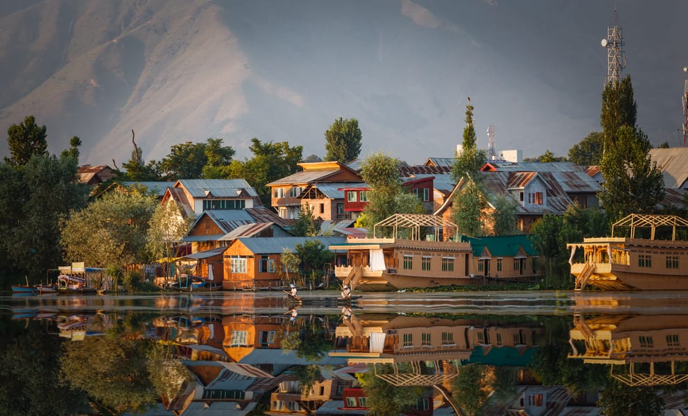 Cheap car rentals in Srinagar, India