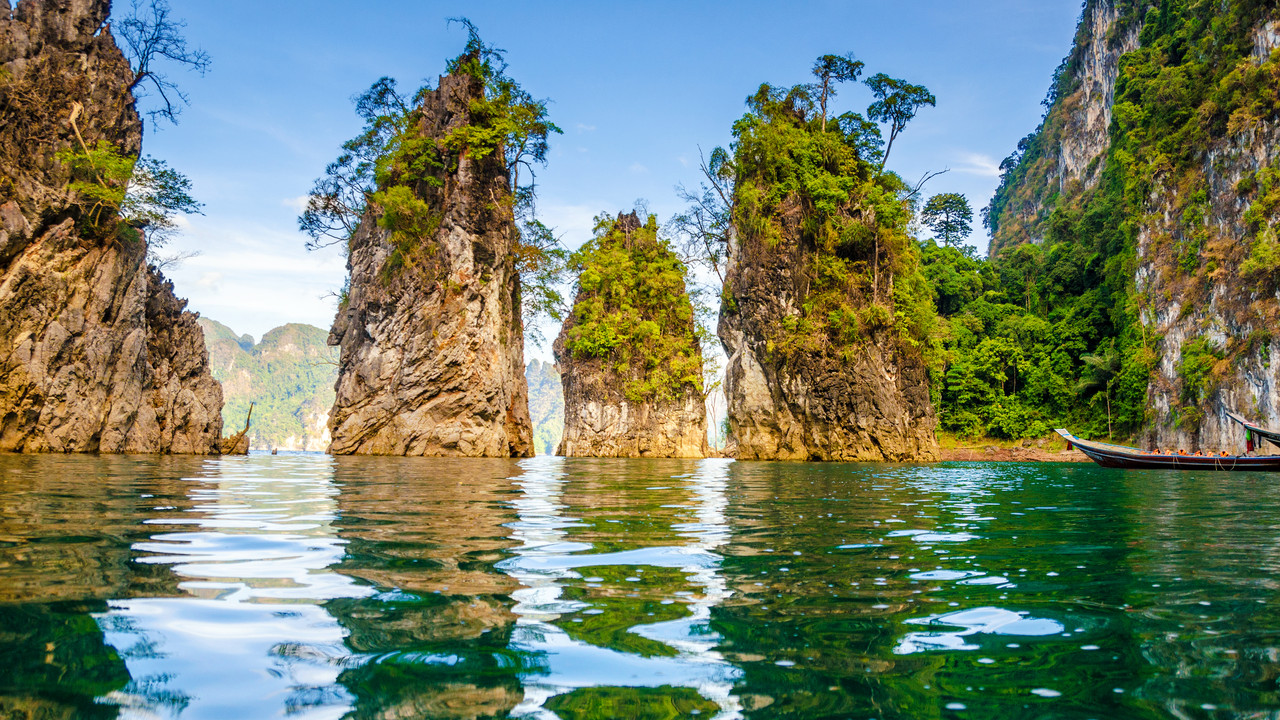 Cheap flights from London to Surat from £241